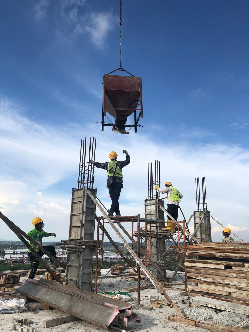 VJR site team placing concrete columns at height
